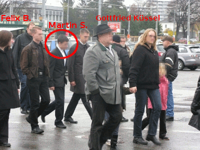 Martin Sellner 2008 beim Gedenken für die Nazi-Ikone und -Flieger Walter Nowotny. Damals noch in den Reihen von Gottfried Küssel und Felix B., die Verantwortlichen der neonazistischen Website „Alpen-Donau.info“