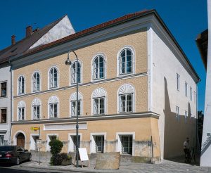 Hitlers Geburtshaus in Braunau (OÖ), Anziehungspunkt vieler Neonazis aus Weit und Fern - Bildquelle: Wikipedia/Thomas Ledl, CC 4.0
