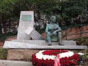 FPÖ-Denkmal Trümmerfrauen Mölker Bastei (© https://commons.wikimedia.org/wiki/File:Wien_Denkmal_Trümmerfrauen.jpg)