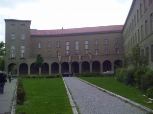 Landesgericht Krems - vor dem sich der "Freeman" wiederfinden wird... - Bildquelle: Gemeinfrei.