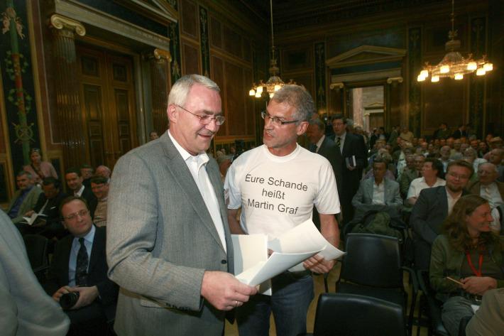 Martin Graf und Harald Walser mit Protest-T-Shirt: "Eure Schande heißt Martin Graf" (Foto mit freundlicher Genehmigung von Matthias Cremer)