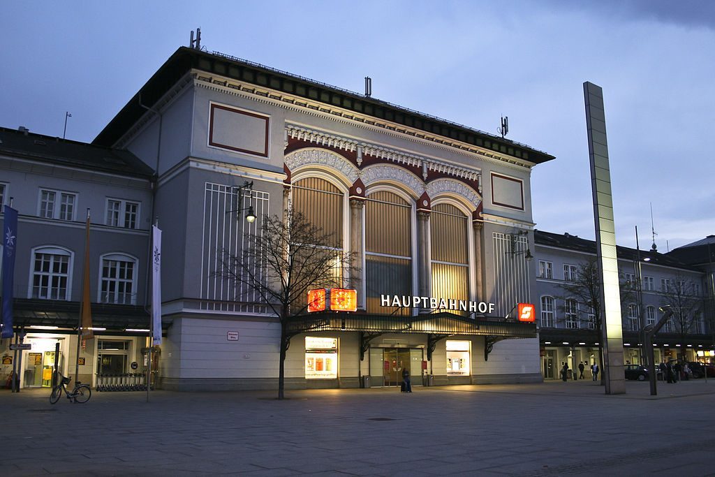 Der Salzburger Hauptbahnhof - Bildquelle: Wikimedia, frei unter CC 3.0