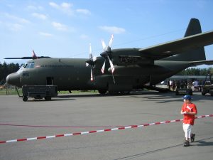 Eine Hercules (C-130K) des Österreichischen Bundesheeres - damit sollen laut Strache "Messerstecher" abgeschoben werden und laut der Angeklagten "dann über ihrer Heimat aus dem Flieger" geworfen werden.