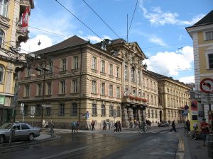Der Immunitätsausschuss des Tiroler Landtags wird bald über die Aufhebung der Immunität des FPÖ-Obmann Markus Abwerzgers befassen - Bildquelle: Wikipedia/Andrew Bossi, frei unter CC 2.5.