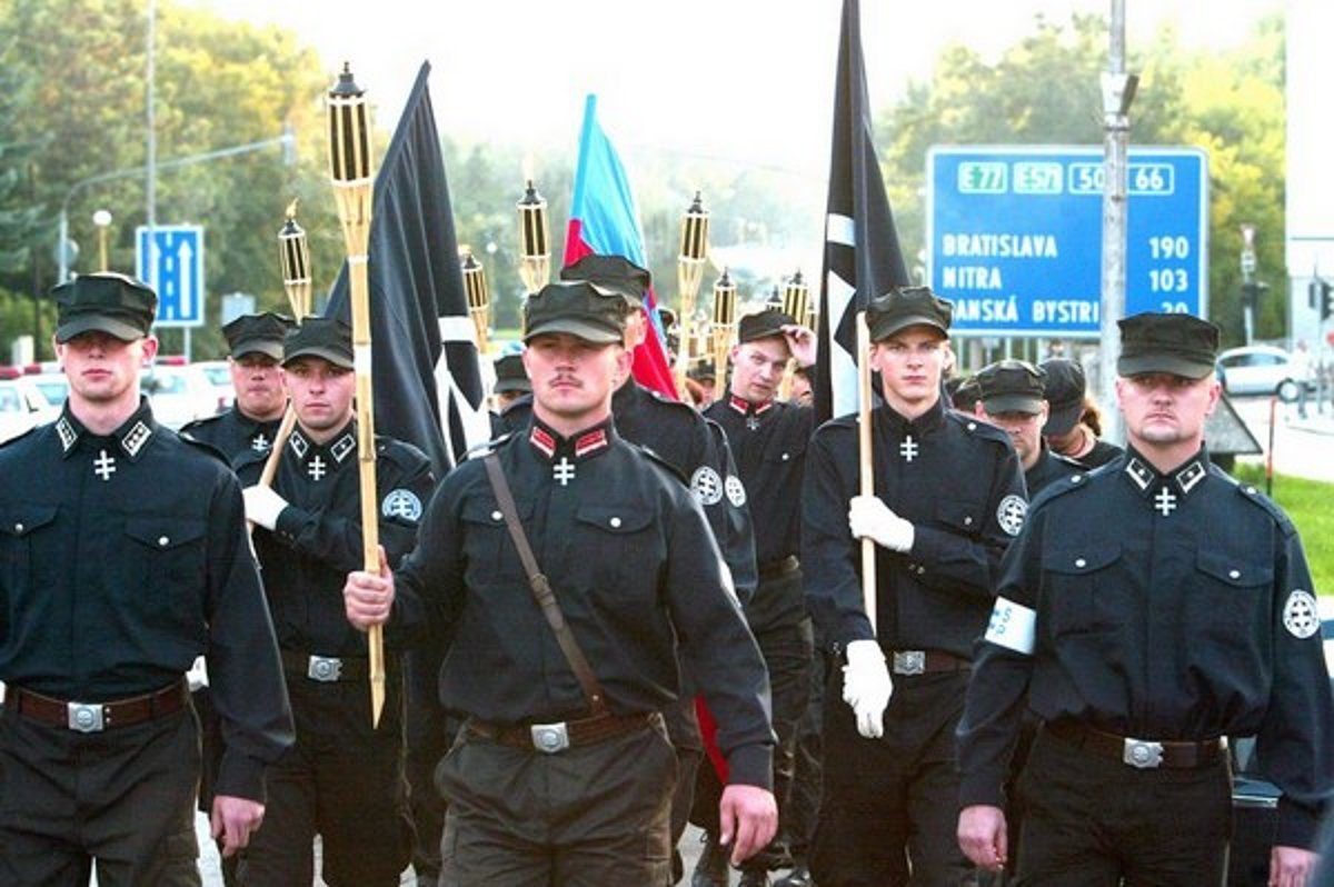 Kotleba (Mitte) während eines Aufmarschs der "Slowakischen Gemeinschaft" - Bildquelle: Wikimedia/Matúš Tremko, frei unter CC 4.0