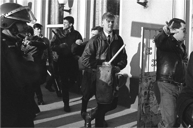 Hofers Bürochef bei einem Aufmarsch vor dem Cafe Westend, März 1987. 1.v.r.: Gottfried Küssel, 2.v.r.: Hans Jörg Schimanek, 4.v.r. (unter Laterne): Rene Schimanek - Bildquelle: Copyright by Robert NEWALD Photographie