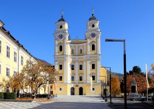 Die Basilka von Mondsee (OÖ), Tatort der angezeigten Verhetzung gegen die FPÖ - die nun laut StA doch keine wahr. - Bildquelle: Bwag/CC BY-SA