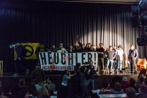 Stürmung der Vorstellung "Die Schutzbefohlen" im audimax der Uni Wien, 14.04.2016 - Bildquelle: Armin Rudelstorfer (c)