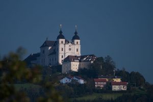 Basilika von Sonntagberg, außen - der (Volks-)Altar darin wurde mit einem Hakenkreuz verunstaltet - Bildquelle: Wikipedia