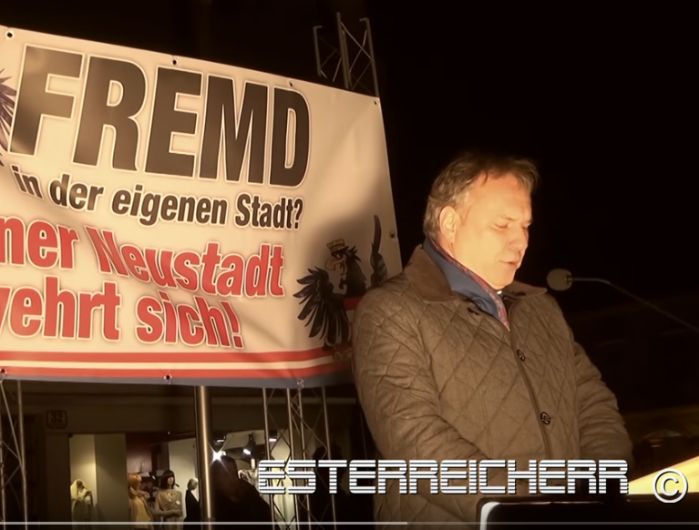 Kundgebung Wiener Neusstadt 25.2.16 Walter Rosenkranz am Rednerpult (Screenshot Video Youtube Esterreicherr)