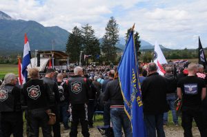 Während der Messe in Bleiburg/Pliberk (hier 2017) sind faschistische Symbole und Parolen unübersehbar. Etwa der in Kroatien verbotene Spruch "Za dom spremni" (Für die Heimat bereit) - in Österreich interessiert das die Behörde nicht, auch Hitlergrüße werden zu einer Verwaltungsübertretung (Bild 2017, privat)