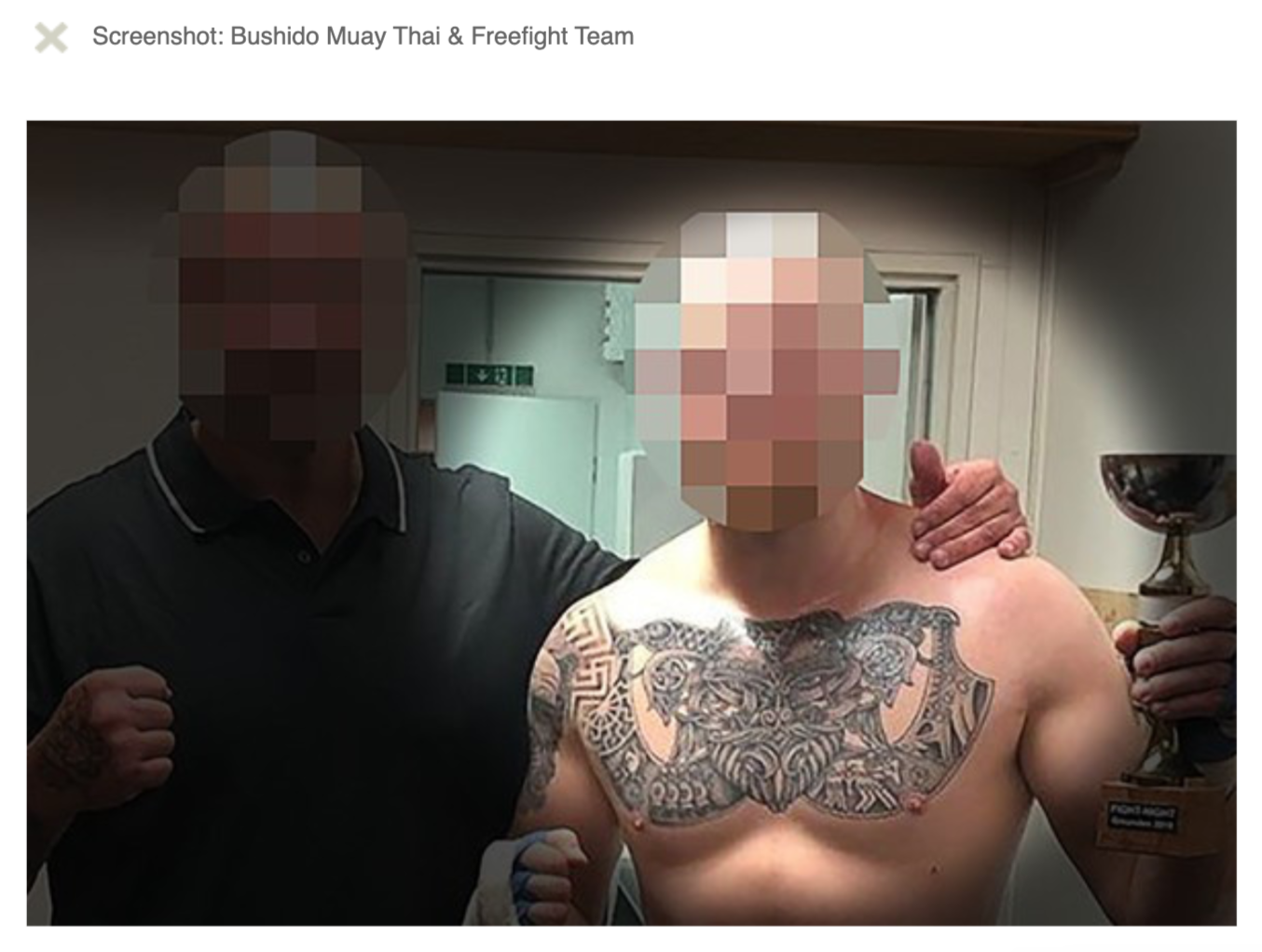 Foto von Brian E.s Kampfsportklub: links Hakenkreuze und Schwarze Sonne (Neues Deutschland)