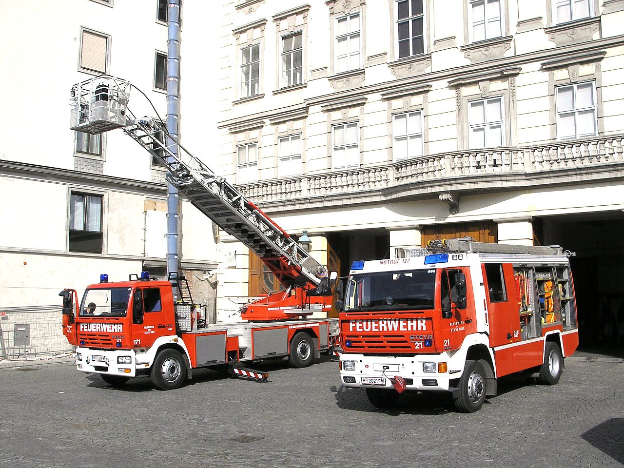 Fahrzeuge der Wiener Feuerwehr Am Hof in der Wiener Innenstadt - Bildquelle: Wikimedia/Gryffindor, frei unter CC. 2.5