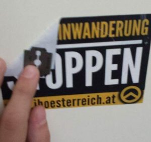 So sind die Sticker der Identitären präpariert. Wer sie entfernen will, verletzt sich schwer. (Bild aus 2015)