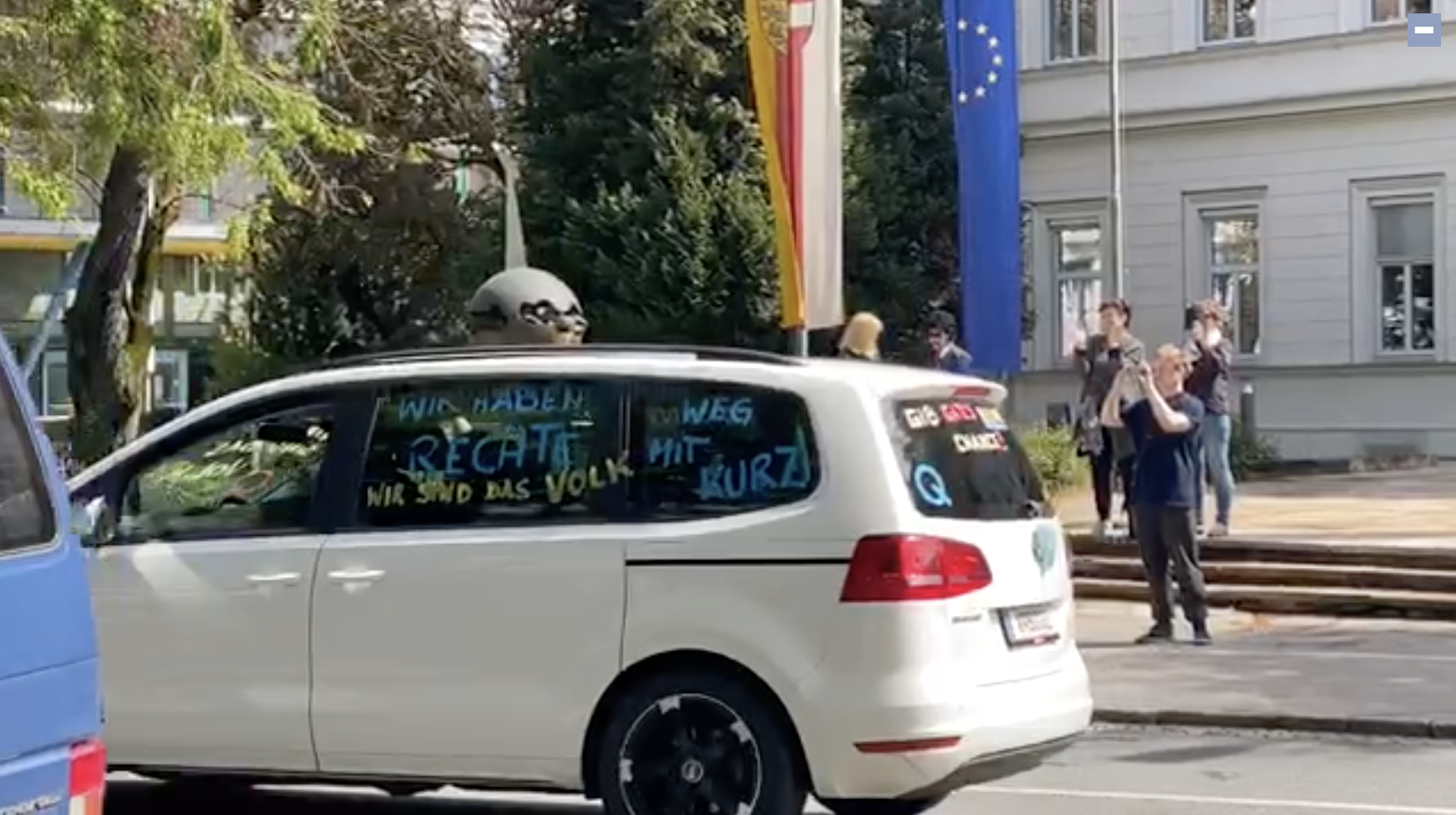 Autocorso 1. Mai in Klagenfurt: "Q" für QAnon an der Heckscheibe (Screenshot Video kaernten.orf.at)