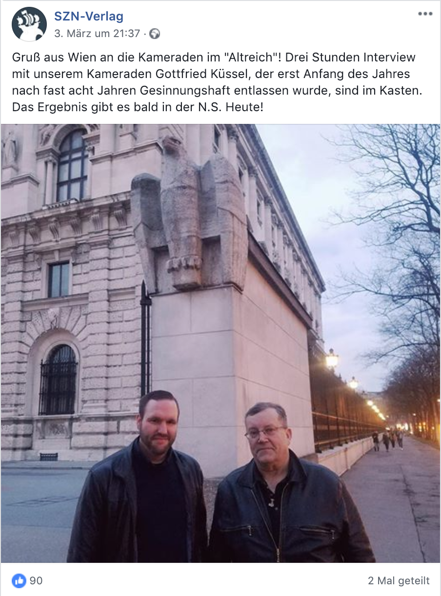 links Sascha Krolzig, rechts Gottfried Küssel beim Äußeren Burgtor am Heldenplatz, Wien – zu sehen ist einer der beiden steinernen Adler des Nazi-Künstlers Wilhelm Frass – NSDAP-Mitglied ab 1933 (Screenshot Facebook)