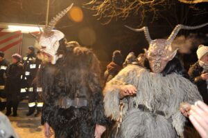 Verkleidete während eines Krampuslaufs – Bildquelle