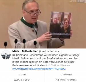 Walter Rosenkranz am 28.3.19 im Nationalrat mit Bild von Martin Sellner (Tweet von Mark J. Mitterhuber)