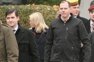 „Martin Sellner (links mit Hemd und Krawatte) und Wolfgang L. (rechts mit Outdoor-Jacke und beigem Hemd darunter) beim Nowotny-Gedenken 2009. Wien, 8. November 2009“ Quelle: kuesselskameraden.blogsport.eu