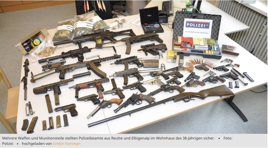 Mehrere Waffen und Munitionsteile stellten Polizeibeamte aus Reutte und Elbigenalp im Wohnhaus des 38-Jährigen sicher.Foto: Polizeihochgeladen von Evelyn Hartman. Quelle: meinbezzirk.at