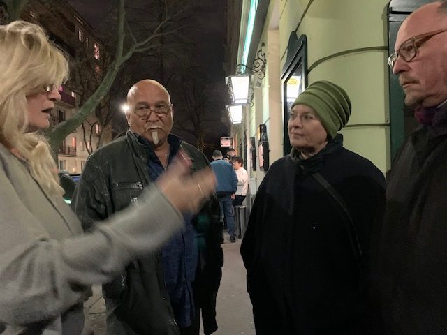 Uschi Lichtenegger und Niki Kunrath (rechts) im Gespräch mit der Wirtin des Gasthauses Reinthaler (links)
