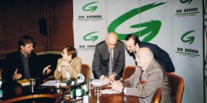Buchvorstellung 1996 im Grünen Parlamentsklub: Karl Öllinger, Brigitte Bailer-Galanda, Karl Pfeifer, Simon Wiesenthal (Foto zur Verfügung gestellt von Karl Pfeifer)