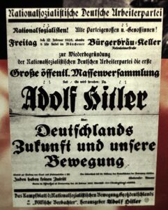 Einladung zur "Wiederbegründung" der NSDAP mit Adolf Hitler als Redner, 27. April 1925 (Commons Wikimedia, Superikonoskop)