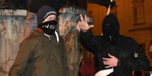 2. Februar 2015, Pegida-Wien. Zahlreiche Hitler- bzw. neonazistsiche Kühnengrüße