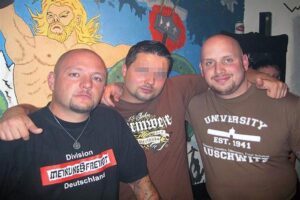"Teilnehmer eines neonazistischen »Balladenabends« im Objekt 21. Links: Jens Brucherseifer von der Band »Sturmwehr« und rechts: Jürgen Windhofer" (Zitiert und Bildquelle: antifainfoblatt.de)
