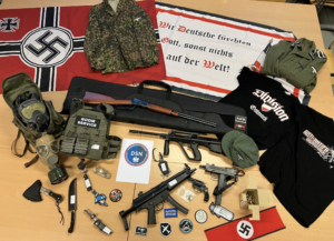 Funde bei FKD-Mitglied Moritz D.: Waffen und Munition, NS-Devotionalien, Militärkleidung, Gasmaske, Patches, "Divison Ostmark"- und "Anti-Antifa"-T-Shirt (Foto: DSN)