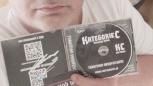 H.O. posiert mit CD der Nazi-Band "Kategorie C"