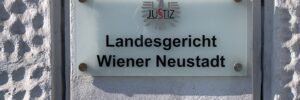 Landesgericht Wiener Neustadt Schild (© SdR)