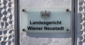 Landesgericht Wiener Neustadt Schild (© SdR)