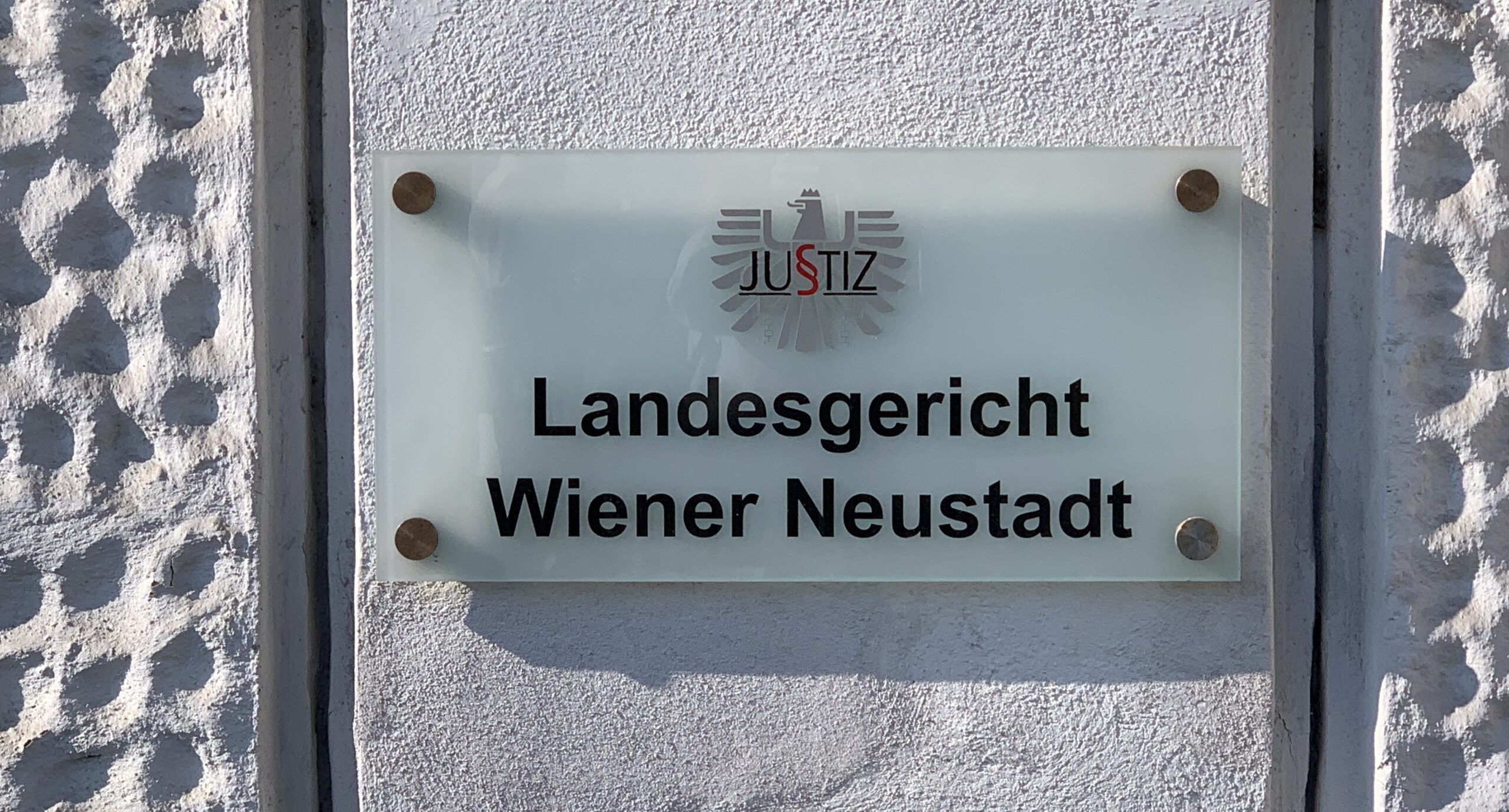 Landesgericht Wiener Neustadt Schild (© SdR)