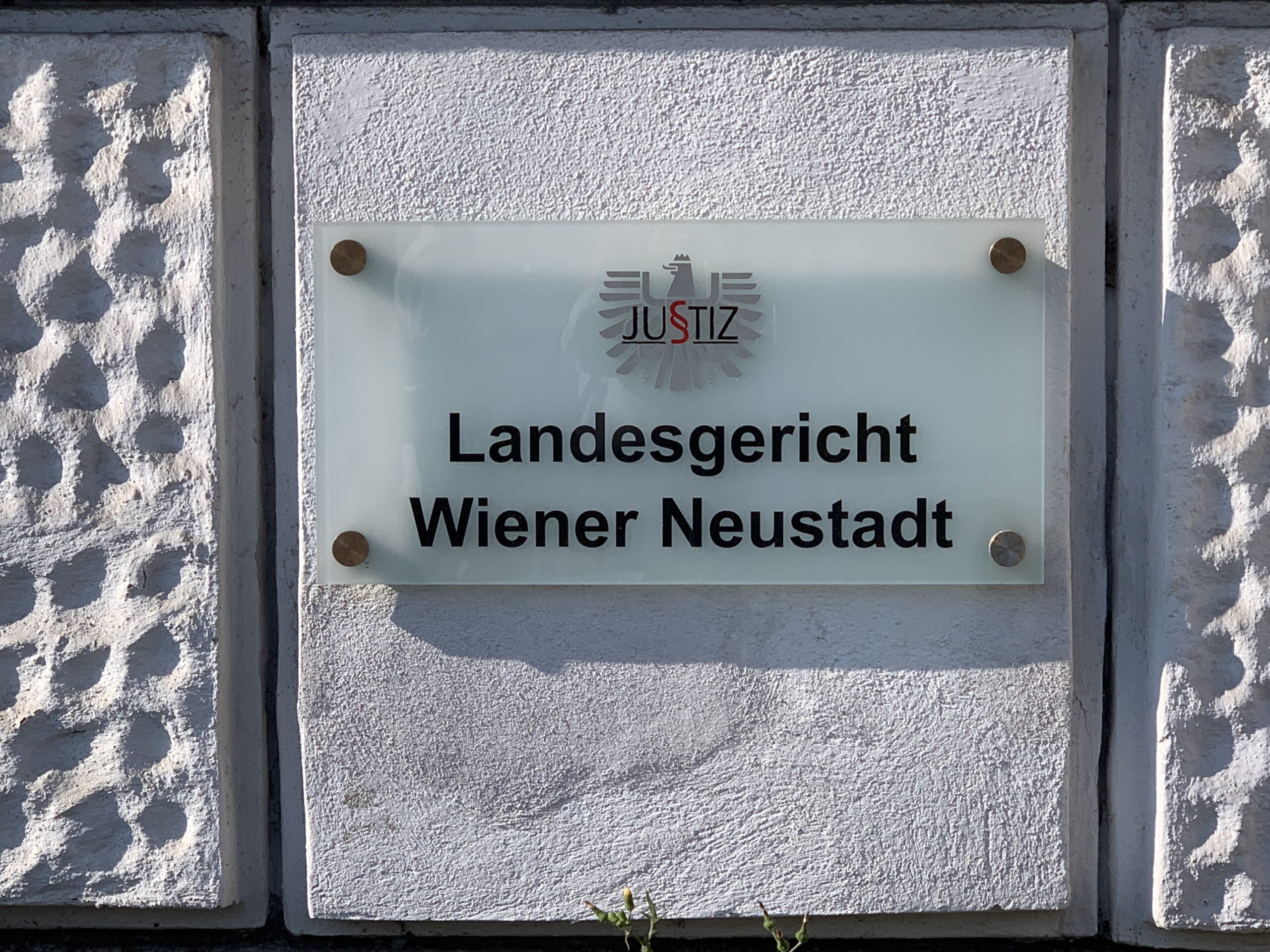 Landesgericht Wiener Neustadt Schild (© SdR)