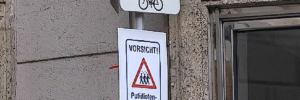 Satire-Strassenschild in Steyr: "Vorsicht! Putiodiotenwanderung"