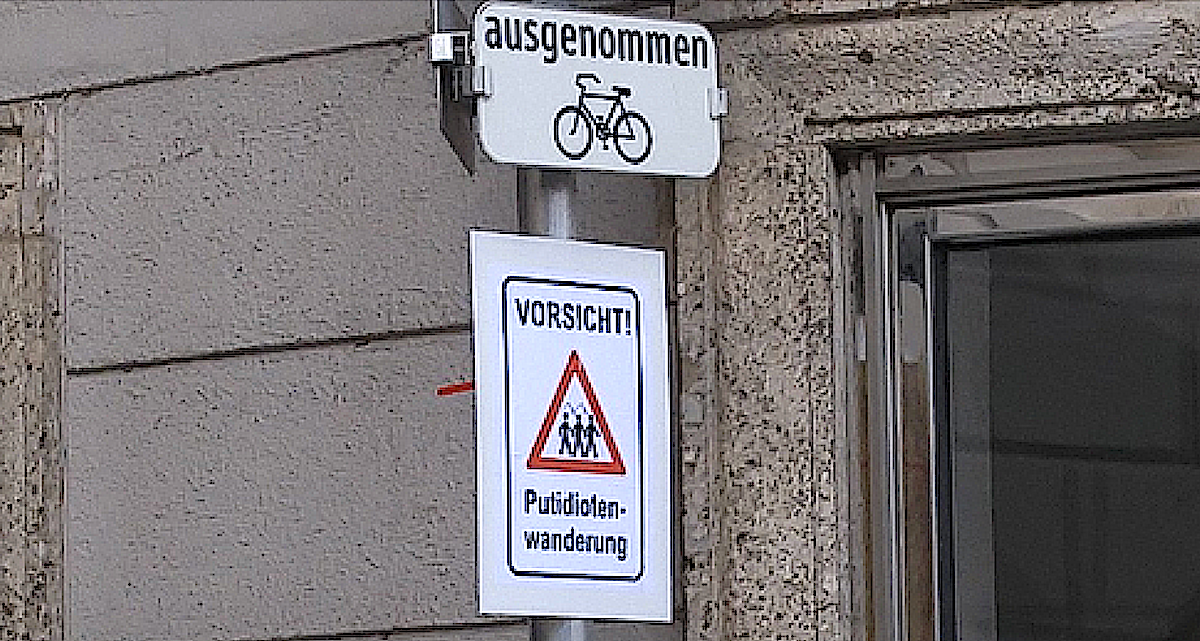 Satire-Strassenschild in Steyr: "Vorsicht! Putiodiotenwanderung"