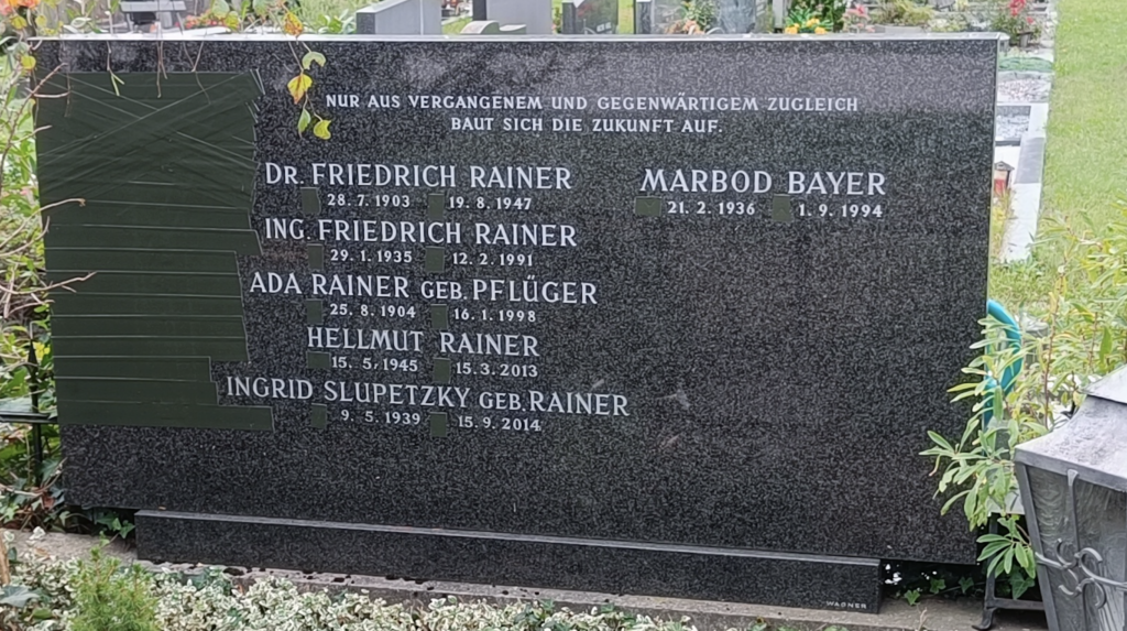 Eine Belehrung, abgeklebte Runen und ein Hitler-Zitat