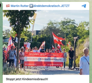 Rutter-Demo in Langenlois mit Galgen und rechtsextremer Beteiligung - vorne Sabine Petzl von AUF1 (2.9.23)