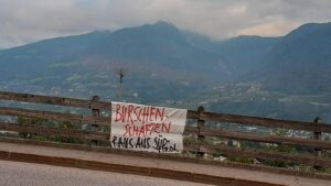Protest gegen das DB-Verbandstreffen in Südtirol (Foto: Antifa Meran)