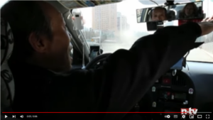 Hitlergruß eines Taxifahrers – Screenshot eines von Johann S. verschickten Videos, wofür er schuldig gesprochen wurde.