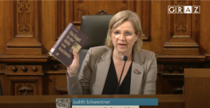 Vizebürgermeisterin Judith Schwentner mit Buch zu Maria Stromberger im Grazer Gemeinderat (Screenshot Stream Stadt Graz)