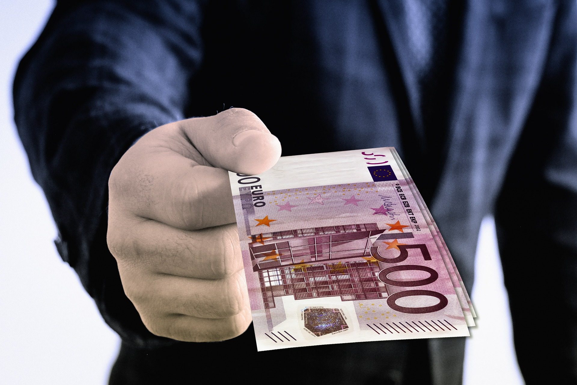 500 Euro-Scheine in Hand (@ ppixabaypixabay)