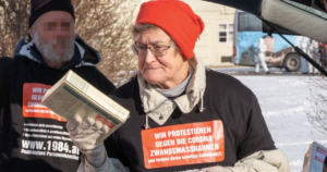 Die rechtsextreme Aktivistin und Ex-Politikerin Inge Rauscher bei einer Demo gegen die Covid-Maßnahmen am 16.1.2023 (© Presseservice Wien)