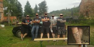 "Krafti" mit Hitler-Tattoo am Bauernhof in Görschen; v.l.n.r. die Neonazis: Manuel B., Martin C., Chris H., Tino K., Manuel S. (Screenshot Facebook)