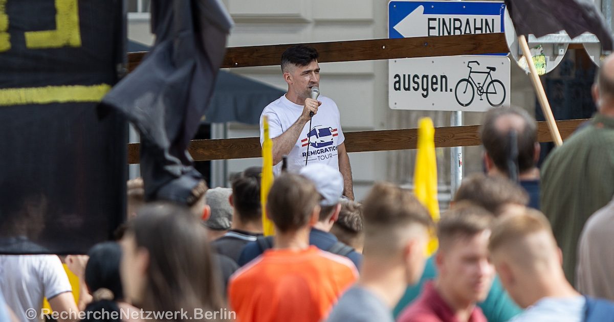 Martin Sellner, 29.7.23 Wien (Foto: RechercheNetzwerk.Berlin https://www.flickr.com/photos/recherche-netzwerk-berlin/53080795079/in/album-72177720310119841/)