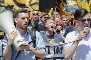 Stefan Juritz (li) bei der Identitären-Demo am 6.6.15 in Wien als Megaphon-Halter für Martin Sellner (Foto: https://recherchegraz.noblogs.org/post/2016/02/24/ganz-normale-rechtsextreme-und-ihr-lambda)