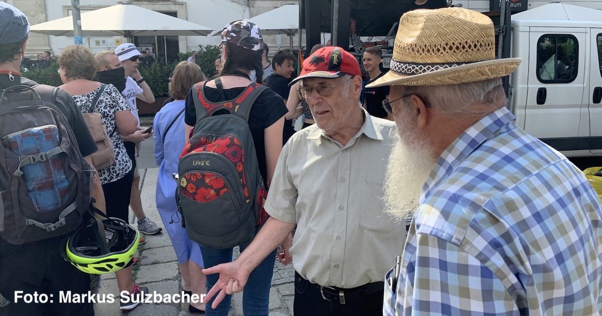 Herbert Fritz (mit roter Kappe) bei einer Demonstration der Identitären in Wien 2021 (Foto: Markus Sulzbacher https://x.com/msulzbacher/status/1706280539794047110?s=20)