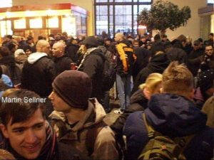 Sellner mit Tausenden Neonazis festgesetzt am Bahnhof Neustadt in Dresden (13.2.10)