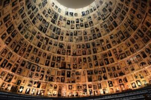 "Halle der Namen" in Yad Vashem (Foto von sdo216 - Eigenes Werk, CC BY-SA 3.0, https://de.wikipedia.org/w/index.php?curid=10850427)